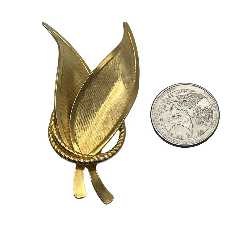 Vintage Brooch 2 Leaves Brushed Gold Tone in Textured Circles Lapel Pin‎